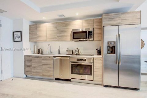 Condo in Miami, Florida, 1 bedroom  № 1937980 - photo 8