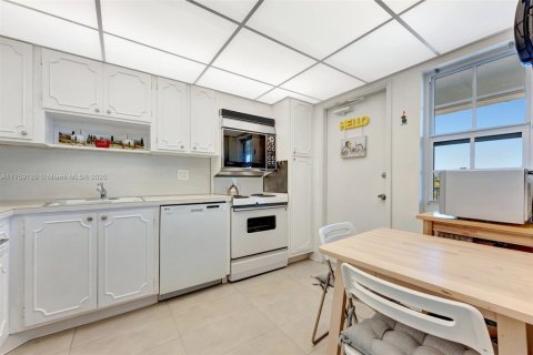 Condo in Pompano Beach, Florida, 2 bedrooms  № 1937993 - photo 9