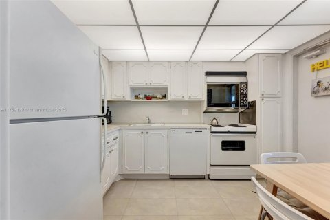 Condo in Pompano Beach, Florida, 2 bedrooms  № 1937993 - photo 8