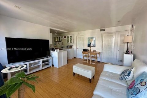 Condominio en alquiler en Miami Beach, Florida, 2 dormitorios, 54.35 m2 № 1712572 - foto 7