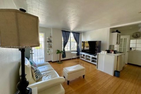 Condominio en alquiler en Miami Beach, Florida, 2 dormitorios, 54.35 m2 № 1712572 - foto 1