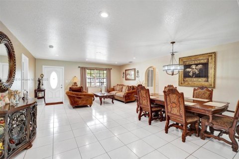 House in Miami, Florida 3 bedrooms, 175.4 sq.m. № 1834212 - photo 2