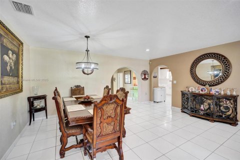 House in Miami, Florida 3 bedrooms, 175.4 sq.m. № 1834212 - photo 3