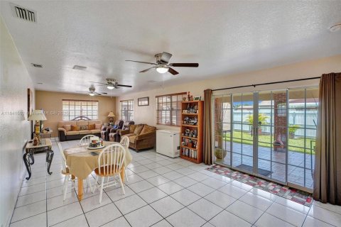 House in Miami, Florida 3 bedrooms, 175.4 sq.m. № 1834212 - photo 5