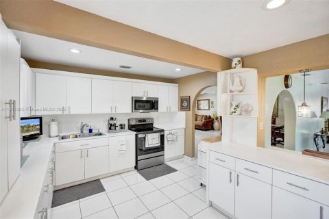 House in Miami, Florida 3 bedrooms, 175.4 sq.m. № 1834212 - photo 9