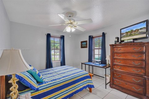 House in Miami, Florida 3 bedrooms, 175.4 sq.m. № 1834212 - photo 16