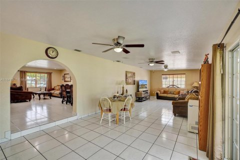House in Miami, Florida 3 bedrooms, 175.4 sq.m. № 1834212 - photo 7