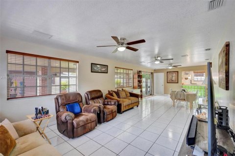 House in Miami, Florida 3 bedrooms, 175.4 sq.m. № 1834212 - photo 6