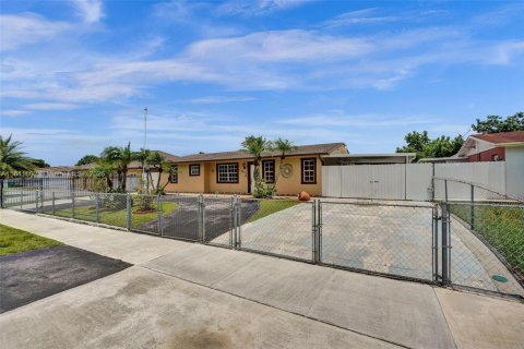 House in Miami, Florida 3 bedrooms, 175.4 sq.m. № 1834212 - photo 25