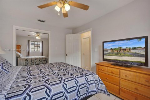 House in Miami, Florida 3 bedrooms, 175.4 sq.m. № 1834212 - photo 18