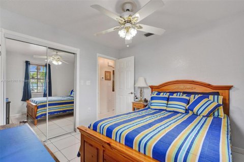 House in Miami, Florida 3 bedrooms, 175.4 sq.m. № 1834212 - photo 15