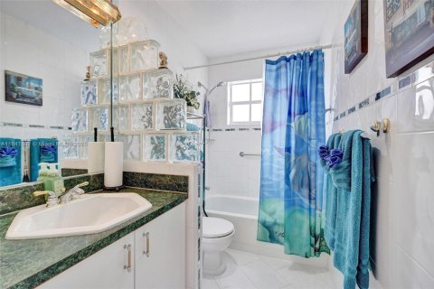 House in Miami, Florida 3 bedrooms, 175.4 sq.m. № 1834212 - photo 19