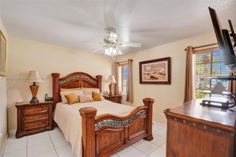 House in Miami, Florida 3 bedrooms, 175.4 sq.m. № 1834212 - photo 11