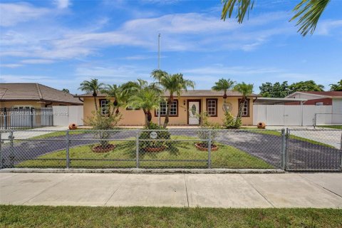 House in Miami, Florida 3 bedrooms, 175.4 sq.m. № 1834212 - photo 1
