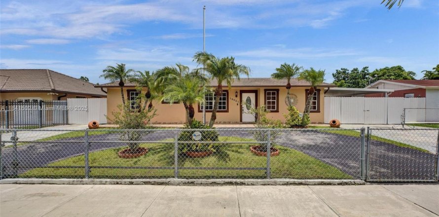 House in Miami, Florida 3 bedrooms, 175.4 sq.m. № 1834212