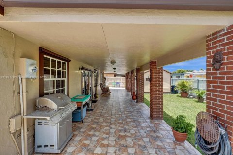 House in Miami, Florida 3 bedrooms, 175.4 sq.m. № 1834212 - photo 23