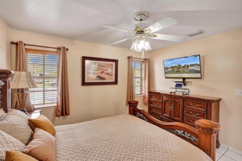 House in Miami, Florida 3 bedrooms, 175.4 sq.m. № 1834212 - photo 12