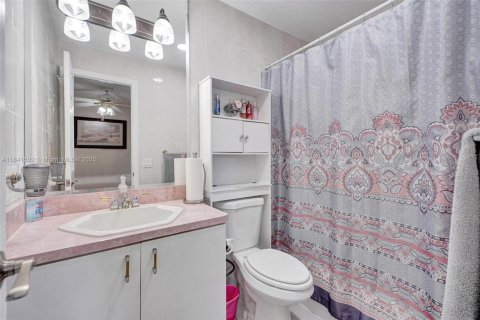 House in Miami, Florida 3 bedrooms, 175.4 sq.m. № 1834212 - photo 14