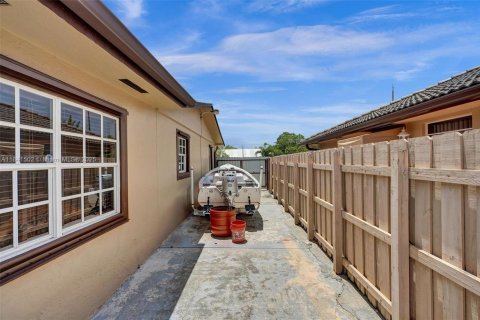 House in Miami, Florida 3 bedrooms, 175.4 sq.m. № 1834212 - photo 24