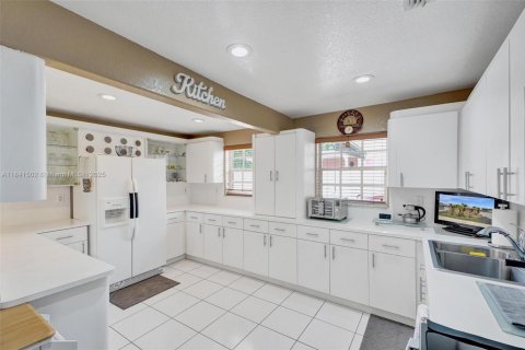 House in Miami, Florida 3 bedrooms, 175.4 sq.m. № 1834212 - photo 27