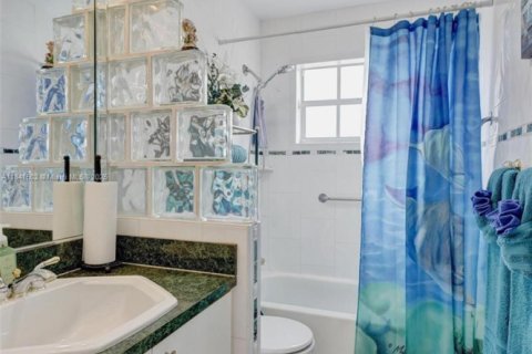 House in Miami, Florida 3 bedrooms, 175.4 sq.m. № 1834212 - photo 20