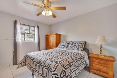 House in Miami, Florida 3 bedrooms, 175.4 sq.m. № 1834212 - photo 17