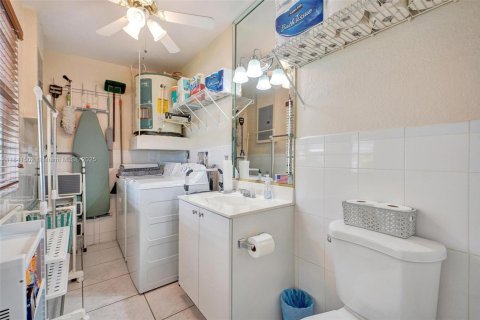 House in Miami, Florida 3 bedrooms, 175.4 sq.m. № 1834212 - photo 30