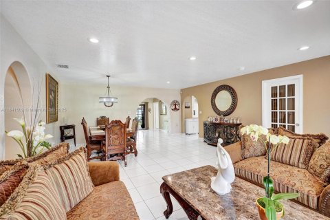 House in Miami, Florida 3 bedrooms, 175.4 sq.m. № 1834212 - photo 4