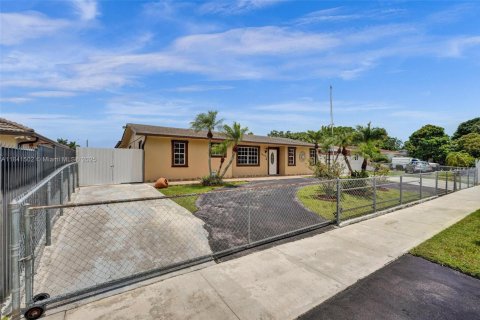House in Miami, Florida 3 bedrooms, 175.4 sq.m. № 1834212 - photo 26