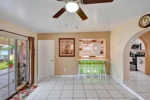 House in Miami, Florida 3 bedrooms, 175.4 sq.m. № 1834212 - photo 8