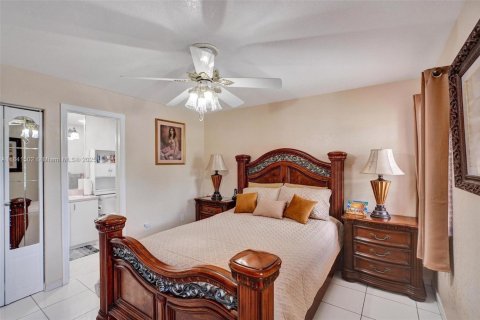 House in Miami, Florida 3 bedrooms, 175.4 sq.m. № 1834212 - photo 13
