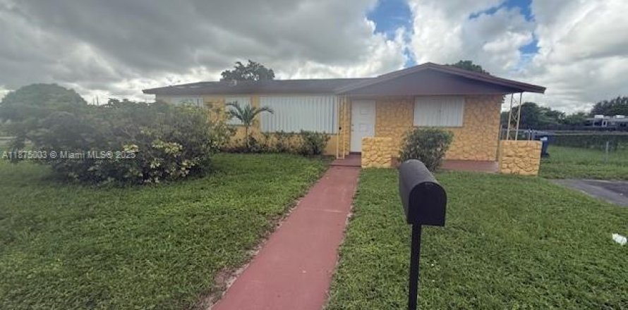 Villa ou maison à Miami Gardens, Floride 4 chambres № 1928968
