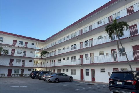 Condo in Lauderdale Lakes, Florida, 2 bedrooms  № 2038992 - photo 22