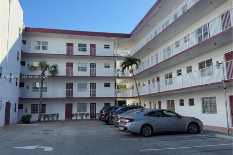 Condo in Lauderdale Lakes, Florida, 2 bedrooms  № 2038992 - photo 21