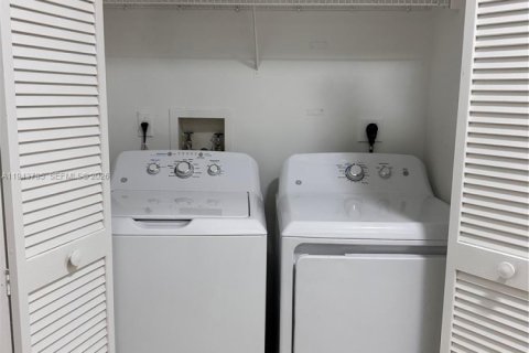 Condo in Pembroke Pines, Florida, 2 bedrooms  № 2000595 - photo 10