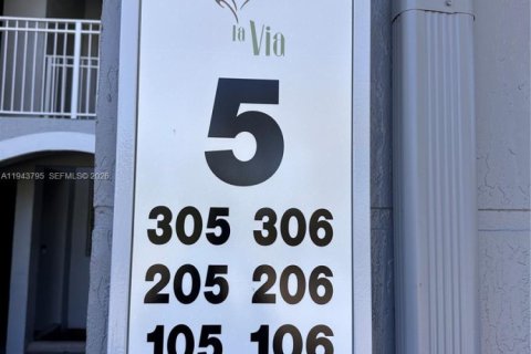 Condo in Pembroke Pines, Florida, 2 bedrooms  № 2000595 - photo 2