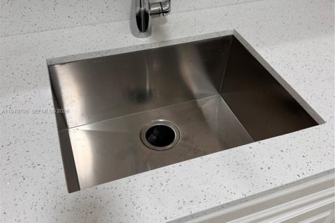 Condo in Pembroke Pines, Florida, 2 bedrooms  № 2000595 - photo 8