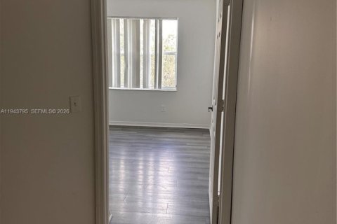 Condo in Pembroke Pines, Florida, 2 bedrooms  № 2000595 - photo 14