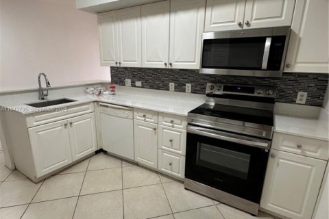 Condo in Pembroke Pines, Florida, 2 bedrooms  № 2000595 - photo 9
