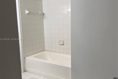 Condo in Pembroke Pines, Florida, 2 bedrooms  № 2000595 - photo 13