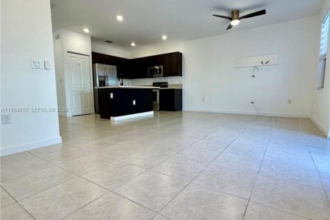 Adosado en alquiler en Miami, Florida, 3 dormitorios, 137.31 m2 № 2010218 - foto 3