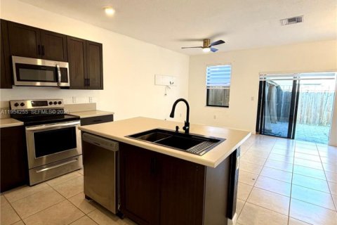 Adosado en alquiler en Miami, Florida, 3 dormitorios, 137.31 m2 № 2010218 - foto 7