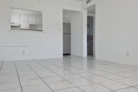 Снять в аренду виллу или дом в Холливуд, Флорида 1 спальня, 69.68м2, № 1969988 - фото 2