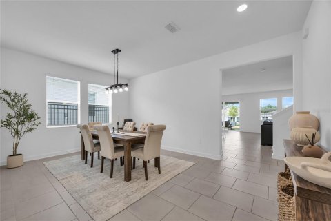 House in Davenport, Florida 5 bedrooms, 305.28 sq.m. № 2210924 - photo 9