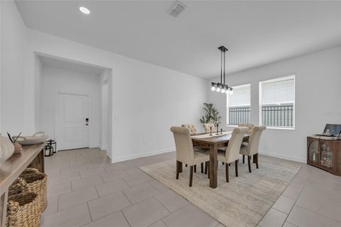 House in Davenport, Florida 5 bedrooms, 305.28 sq.m. № 2210924 - photo 10