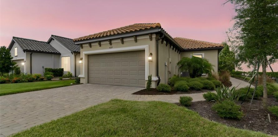 House in Wesley Chapel, Florida 2 bedrooms, 157.38 sq.m. № 2316635