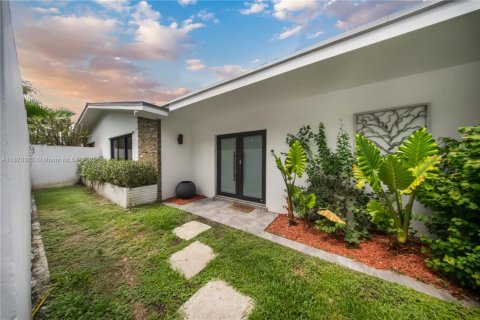 Villa ou maison à vendre à Palmetto Bay, Floride: 3 chambres, 199.09 m2 № 1898380 - photo 4