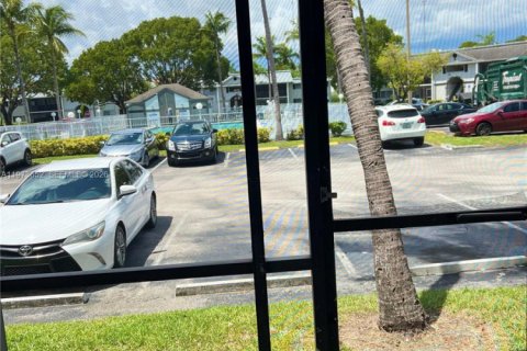 Condo in Miami, Florida, 2 bedrooms  № 2041199 - photo 6