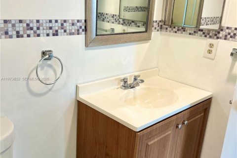 Condo in Miami, Florida, 2 bedrooms  № 2041199 - photo 10