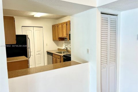 Condo in Miami, Florida, 2 bedrooms  № 2041199 - photo 3